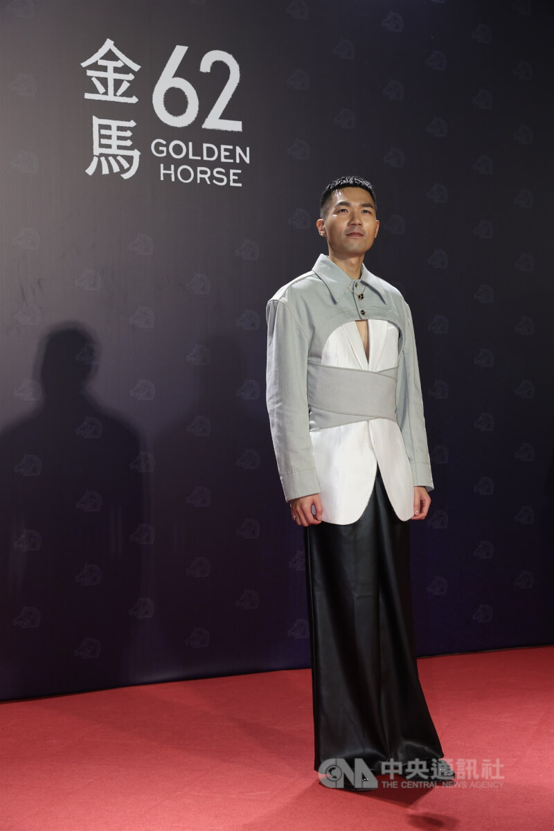 導演李駿碩（圖）穿上特殊剪裁設計服飾亮相紅毯，期待電影「眾生相」能傳出獲獎好消息。中央社記者吳家昇攝　114年11月22日