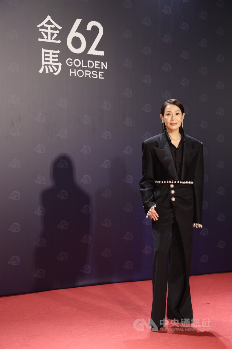 歌手、演員劉若英以電影「我們意外的勇氣」入圍金馬獎最佳女主角獎，一身黑色系裝扮，十分俐落帥氣。中央社記者張新偉攝　114年11月22日