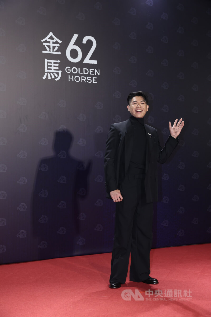 演員柯煒林（圖）以電影「大濛」成為影帝候選人，他開心亮相紅毯，揮手時露出手掌心滿滿的字跡。中央社記者吳家昇攝　114年11月22日