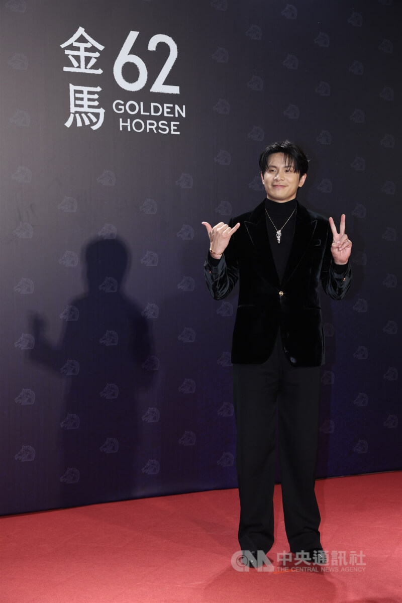 演員姚淳耀（圖）今年將以「我家的事」角逐最佳男配角獎項，會前帥氣亮相紅毯留影。中央社記者吳家昇攝　114年11月22日