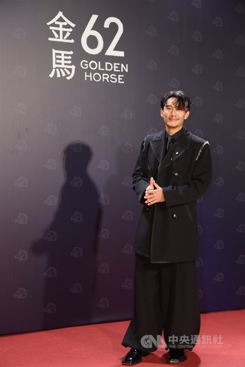 以電影「幸福之路」再度叩關影帝獎項的演員張震，一身黑色西裝造型帥氣登紅毯。中央社記者張新偉攝　114年11月22日