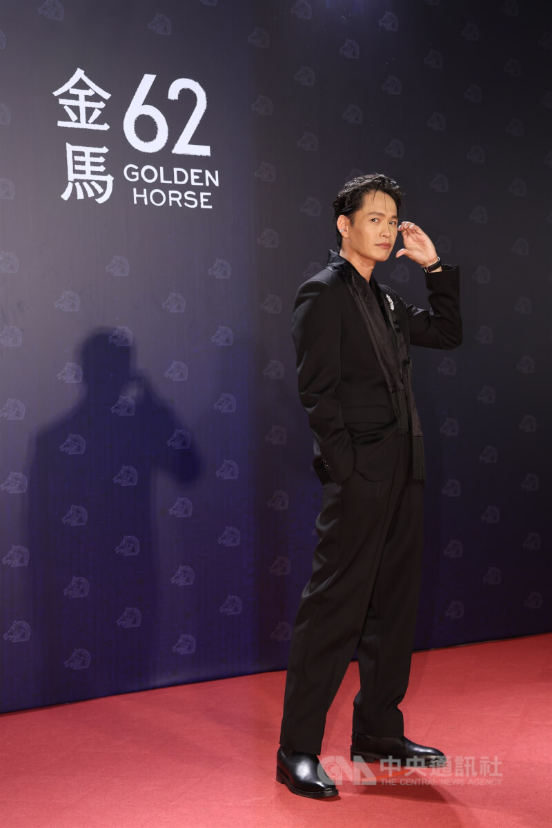 入圍最佳男配角的演員黃鐙輝，一身黑西裝帥氣走紅毯。中央社記者張新偉攝　114年11月22日