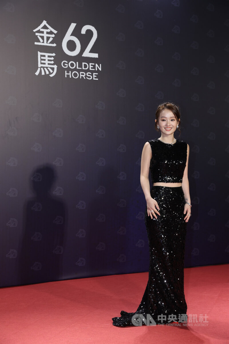 準影后方郁婷（圖）以兩截式黑色亮片禮服登場，展現優雅氣質。中央社記者吳家昇攝　114年11月22日