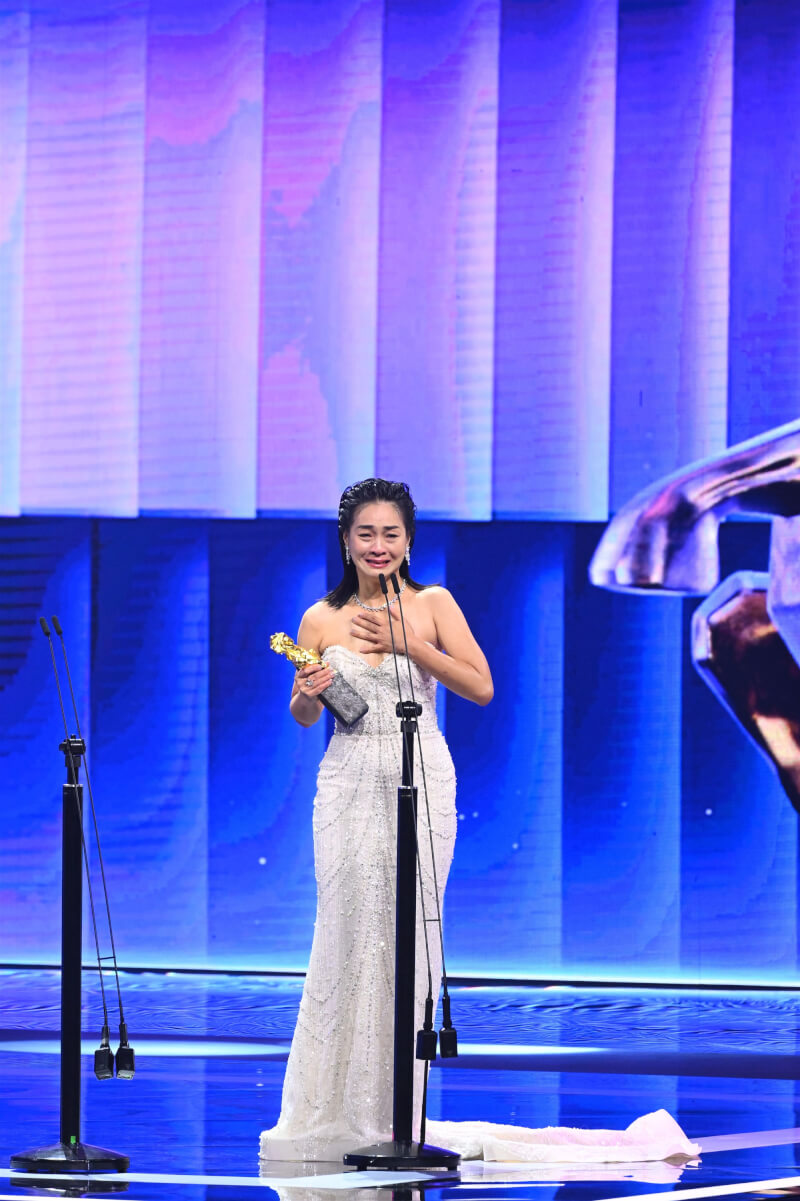 第62屆金馬獎22日晚間在台北流行音樂中心頒獎，陳雪甄以「人生海海」抱回最佳女配角獎。（金馬執委會提供）