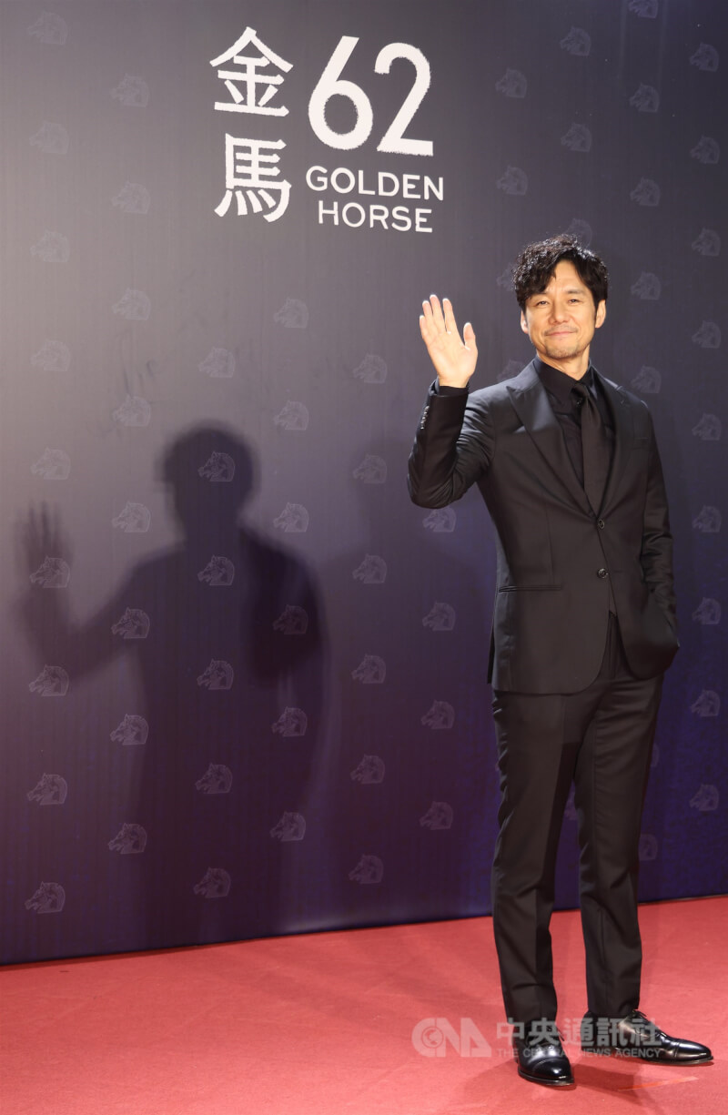 第62屆金馬獎頒獎典禮22日晚在台北流行音樂中心舉行，星光大道率先登場，擔任頒獎嘉賓的日本影帝西島秀俊出席與會。中央社記者張新偉攝　114年11月22日