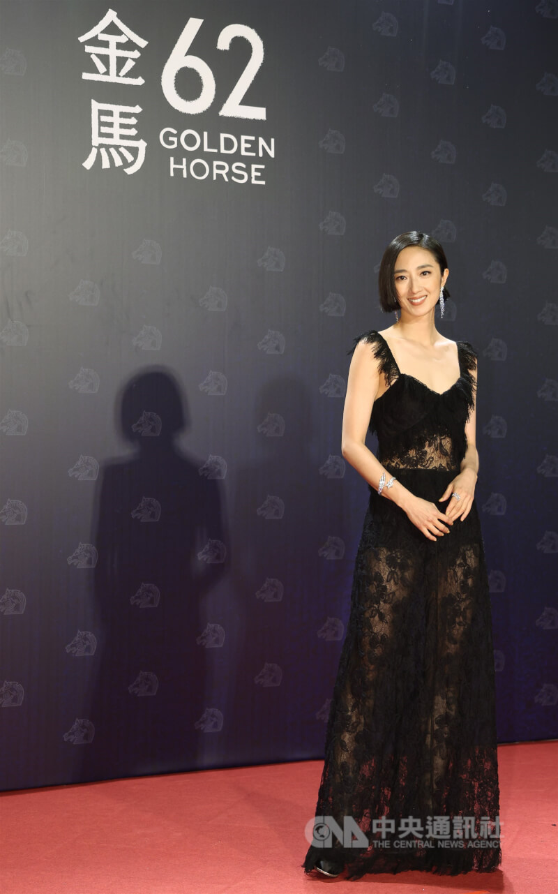 影后桂綸鎂應邀擔任金馬典禮頒獎人,會前以黑色透視紗裙典雅亮相紅毯。中央社記者張新偉攝 114年11月22日
