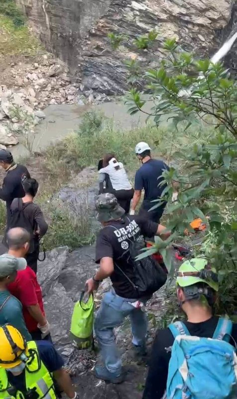 3名遊客22日前往屏東縣瑪家鄉獅王瀑布看風景，突遇大片岩壁崩落，潭水往岸上沖擊，導致3人被水流推撞石頭受傷，消防局派人前往救援。（屏東縣政府消防局提供）中央社記者黃郁菁傳真　114年11月22日