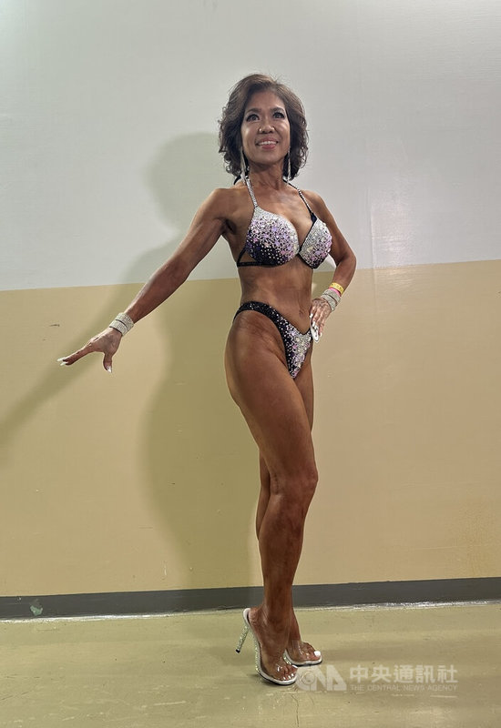 全國總統盃健美健身錦標賽今年首創70歲以上級，已經當阿嬤、72歲的林穗慈（圖）22日登場時依舊保持緊實的身型和樂觀的笑容。中央社記者黎建忠攝　114年11月22日