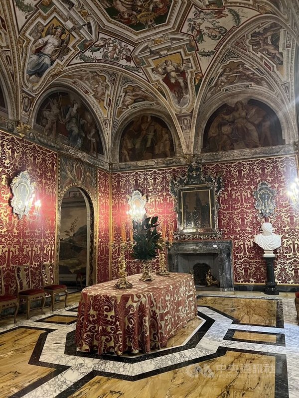 家族近代最重要的人物是伊莎貝爾公主，她的故居被妥善保存為重要參觀景點，途中是佈置華麗的餐桌。中央社記者黃雅詩羅馬攝　114年11月22日