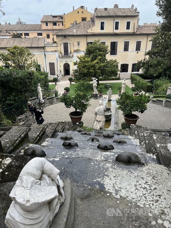 科隆納宮另一參觀重點是花園，在羅馬市區有如空中綠洲，可遠眺整個羅馬市景。中央社記者黃雅詩羅馬攝　114年11月22日