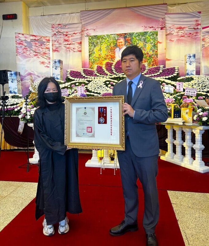 客家流行音樂推手邱從容日前病逝享壽72歲，客家委員會副主任委員邱星崴（右）22日參加告別式並頒一等客家事務專業獎章與旌揚狀，表彰邱從容在客家傳播媒體等推動貢獻。（客委會提供）中央社記者郭宣彣傳真 114年11月22日