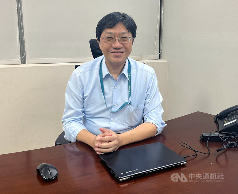 芳興科技與資策會資安所等單位共同開發星韌通訊,透過低軌衛星支援與資安防護,即使基地台癱瘓,也能維持通訊不中斷。資策會資安所技術總監張文村說,「資安防護沒有結束的一天」,星韌通訊方案將隨攻擊手法演變持續升級。中央社記者趙敏雅攝 114年11月22日