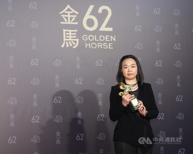 第62屆金馬獎將年度台灣傑出電影工作者頒給燈光師鍾瓊婷（圖），入行逾10年的她認為自己是幸運的，直說明天睡醒也要繼續去打燈。中央社記者張新偉攝　114年11月22日
