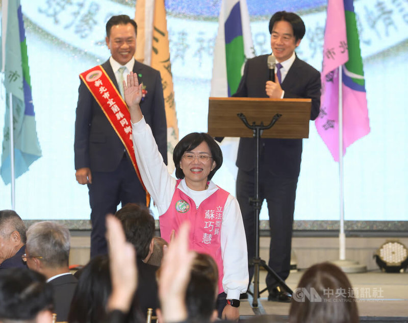 總統賴清德(後右)22日晚間應邀出席新北市宜蘭縣同鄉會第15屆第1次會員大會,致詞時向與會者介紹民進黨籍立委蘇巧慧(前中)。中央社記者謝佳璋攝 114年11月22日