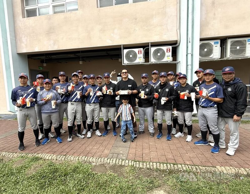黑豹旗青棒賽興大附農22日16強與台東體中交手，興大附農畢業大學長張育成（中）現身、送麥當勞替學弟打氣。中央社記者謝靜雯攝 114年11月22日