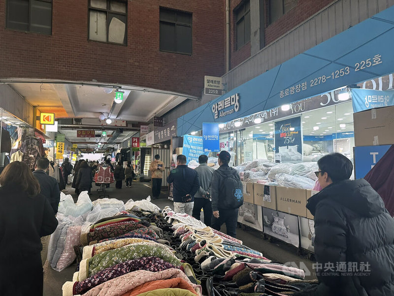韓國首爾知名觀光景點廣藏市場爆出宰客爭議，部分商家稱生意大受影響。中央社記者廖禹揚首爾攝　114年11月23日