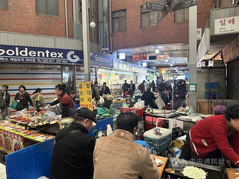 位於韓國首爾市鐘路區的知名觀光景點廣藏市場，23日人潮不如往日多。中央社記者廖禹揚首爾攝　114年11月23日
