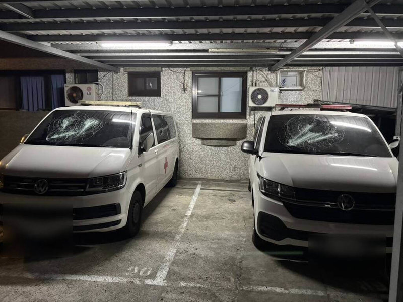 屏東恆春旅遊醫院22日晚上發生停放在院內停車場的2輛救護車遭砸，救護車擋風玻璃碎裂，警方調閱監視器追查涉案男子中。（恆春警方提供）中央社記者李卉婷傳真 114年11月23日