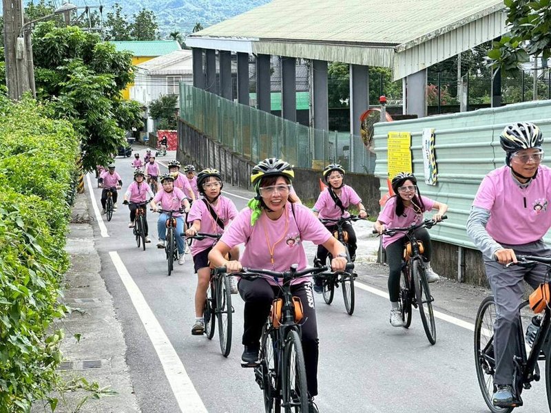 馬太鞍溪堰塞湖洪災2個月,基督教芥菜種會「用愛串聯全台」行動,把祝福送進光復。單車隊23日抵達馬太鞍長老教會,陪伴脆弱家庭走過漫長重建之路。(基督教芥菜種會提供)中央社記者李先鳳傳真 114年11月23日