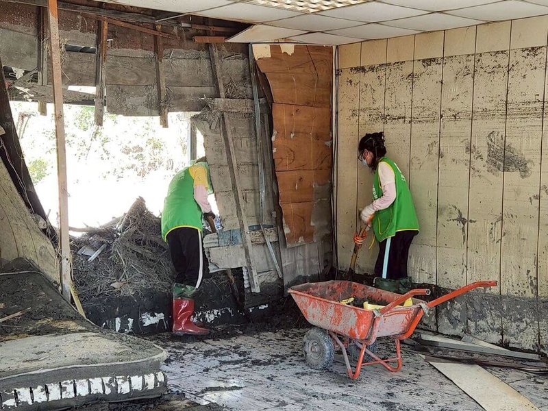 馬太鞍溪堰塞湖洪災2個月,基督教芥菜種會「用愛串聯全台」行動,把祝福送進光復。芥菜種會動員830人次志工,協助58戶家園清淤與物資發送,並完成46戶修繕評估,其中27戶施工中。(基督教芥菜種會提供)中央社記者李先鳳傳真 114年11月23日