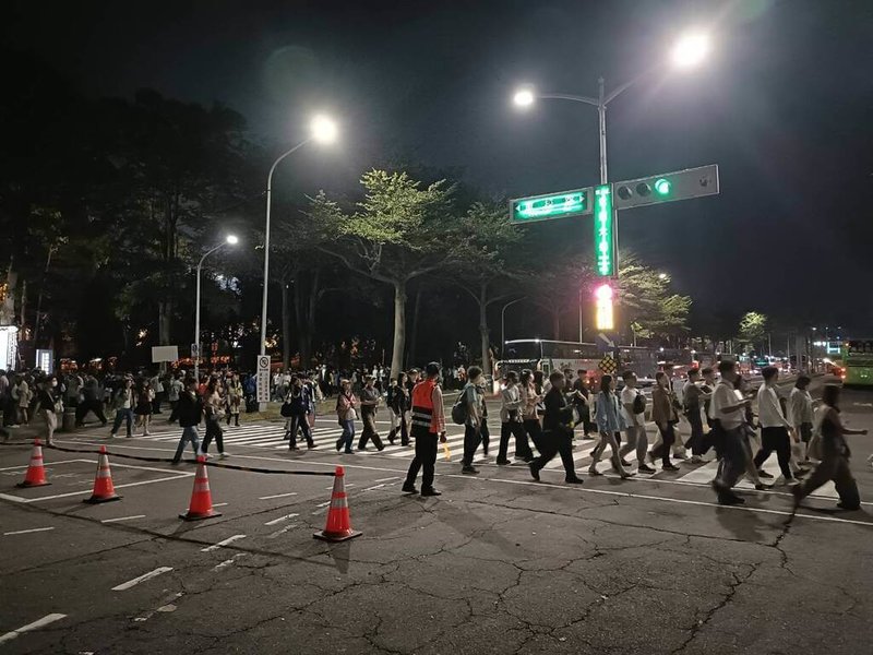 韓國女團TWICE首次到高雄國家體育場（世運主場館）開唱，高雄市政府交通局表示，22日場內外即時人數達6.8萬人。（高雄市交通局提供）中央社記者蔡孟妤傳真　114年11月23日