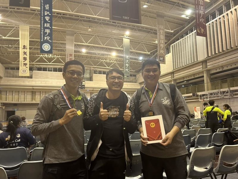 宜蘭縣消防局羅東分隊高級救護員趙三奇（前右）、冬山分隊高級救護員藍炳智（前左），在羅東聖母醫院醫師尤義中（前中）指導下，22日於全國呼吸道插管暨心肺復甦術競賽「呼吸道插管組」取得優等。（宜蘭縣消防局提供）中央社記者王朝鈺傳真　114年11月23日