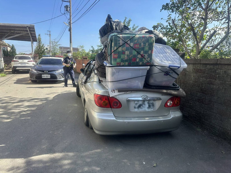 有民眾近日在桃園市看見一輛自小客車車頂綁滿家具、棉被、行李箱等雜物，警方派員到車主、52歲王姓男子位於大園區的住處進行告誡勸導，並依法舉發開罰。（警方提供）中央社記者葉臻傳真　114年11月23日