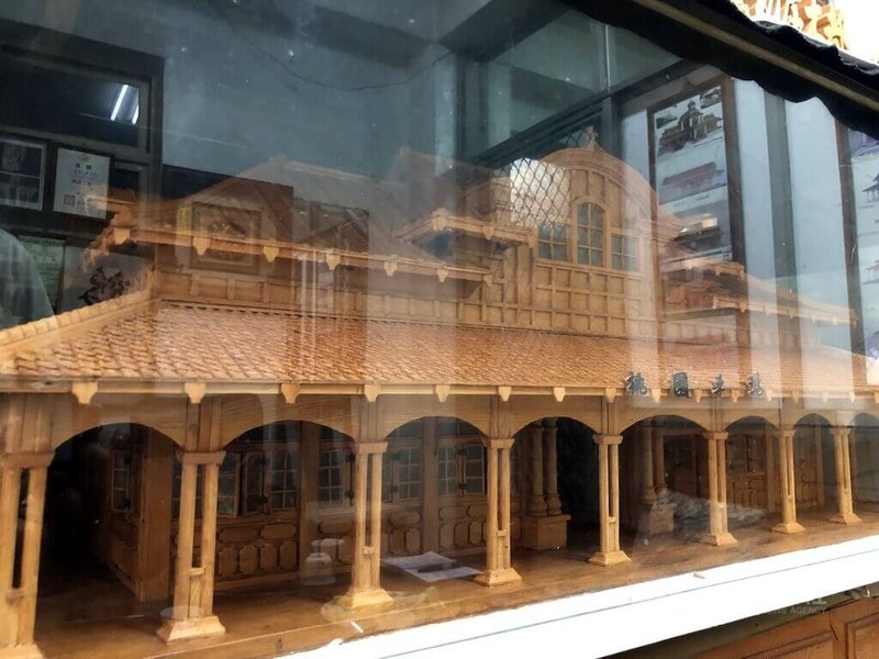 圖為陳振龍創作的台鐵桃園站模型。中央社記者黃國芳攝　114年11月23日