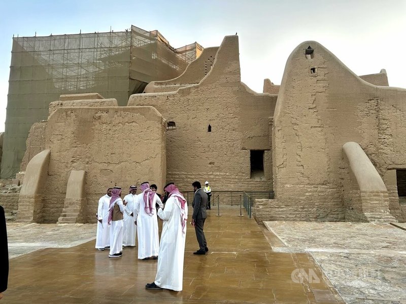 圖賴夫古城位於首都利雅德的迪里耶中心地帶，是世界上規模最大的泥磚建築街區之一。圖為古城內的薩爾瓦宮，是18世紀第一沙烏地王國的府邸。美國總統川普今年5月到訪沙國時，在此拍下第一張訪沙留念合影。中央社記者施婉清利雅德攝 114年11月23日