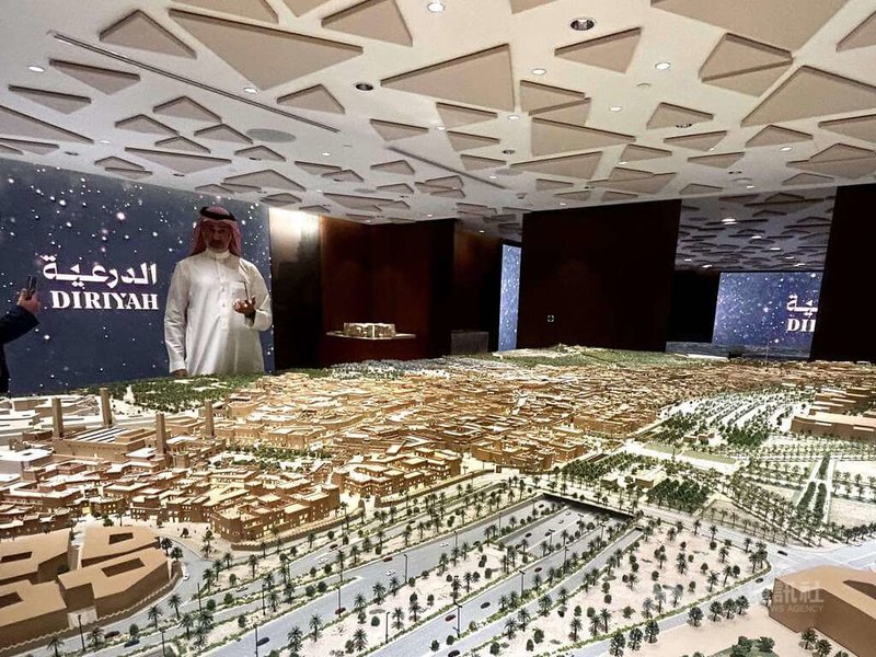 「迪里耶門」是沙烏地願景2023下的旗艦旅遊開發專案，沙國政府自公共投資基金撥入622億美元鉅額，打造成一個具節水、節能、健康、保護文化遺產的永續性地標建築。中央社記者施婉清利雅德攝 114年11月23日
