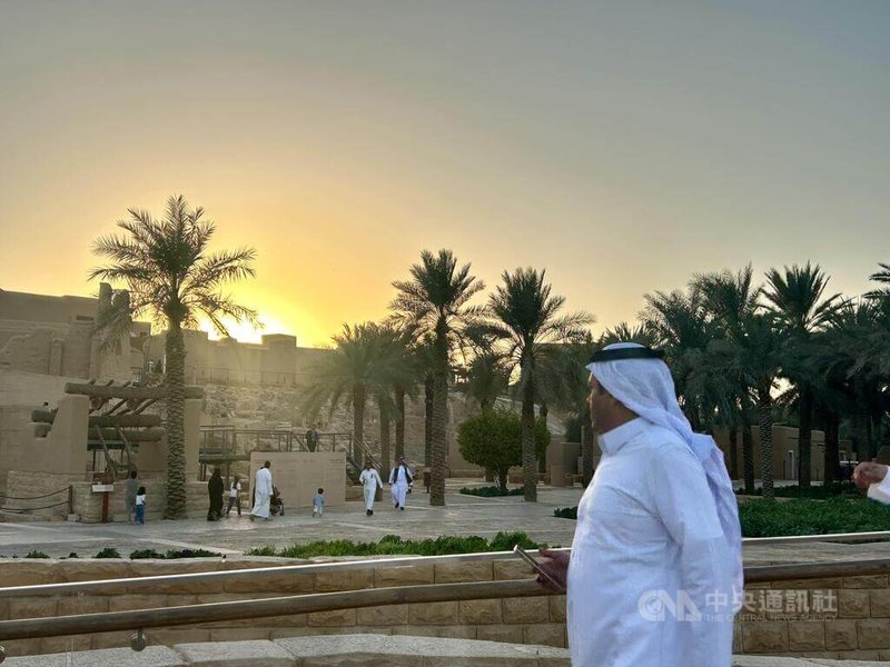 迪里耶以保有傳統的「納季德」（Najdi）泥磚建築風格為名。且因靠哈尼法河谷（Wadi Hanifah）沿岸，在18世紀依水源發展成沙烏地的文化藝術中心，並成為第一沙烏地王國首都。圖為古城前的哈尼法河岸水道。現已開發為當地熱門景點。中央社記者施婉清利雅德攝　114年11月23日