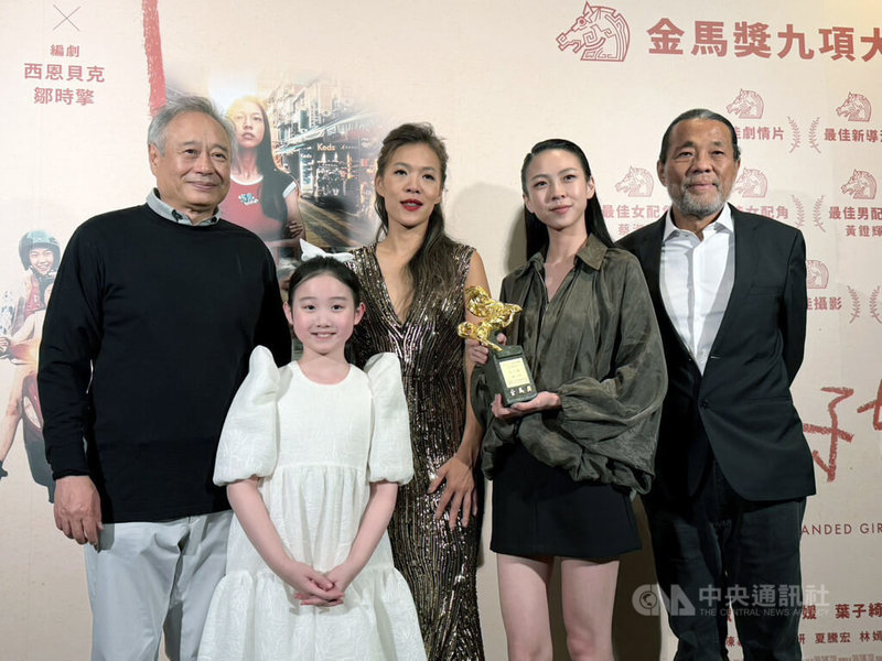 電影「左撇子女孩」雖然僅在第62屆金馬獎摘下一個獎項，但22日慶功宴上，導演鄒時擎（中）說心情並不失落，期待在奧斯卡獎獲得好成績，讓世界看見台灣，導演李安（左1）也給予支持。中央社記者王心妤攝　114年11月23日
