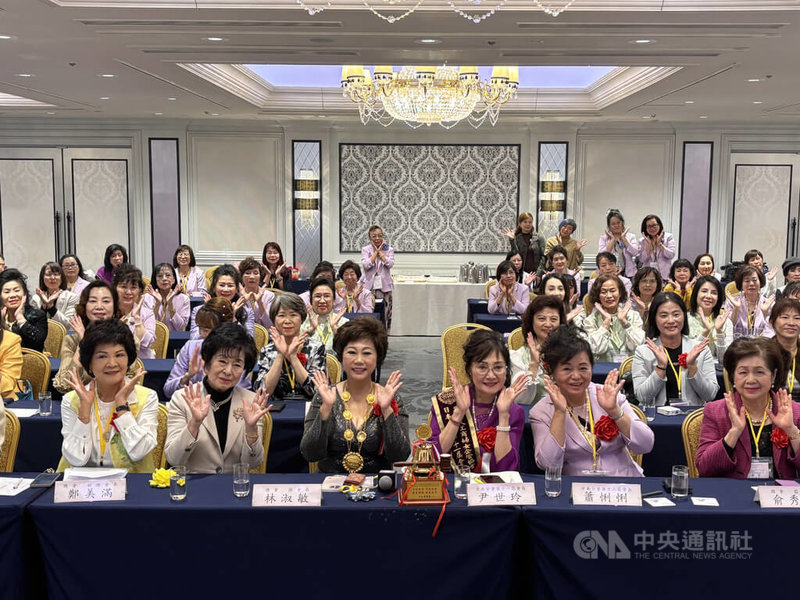 世界華人工商婦女企管協會日本分會23日在東京舉辦會長交接典禮，台日政商界貴賓雲集。前排左起為總會副總會長鄭美滿、前日本參議員山東昭子、世華總會長林淑敏、日本分會第11屆會長尹世玲、第12屆會長蕭悧悧、世華總會監事長俞秀霞。中央社記者戴雅真東京攝　114年11月23日