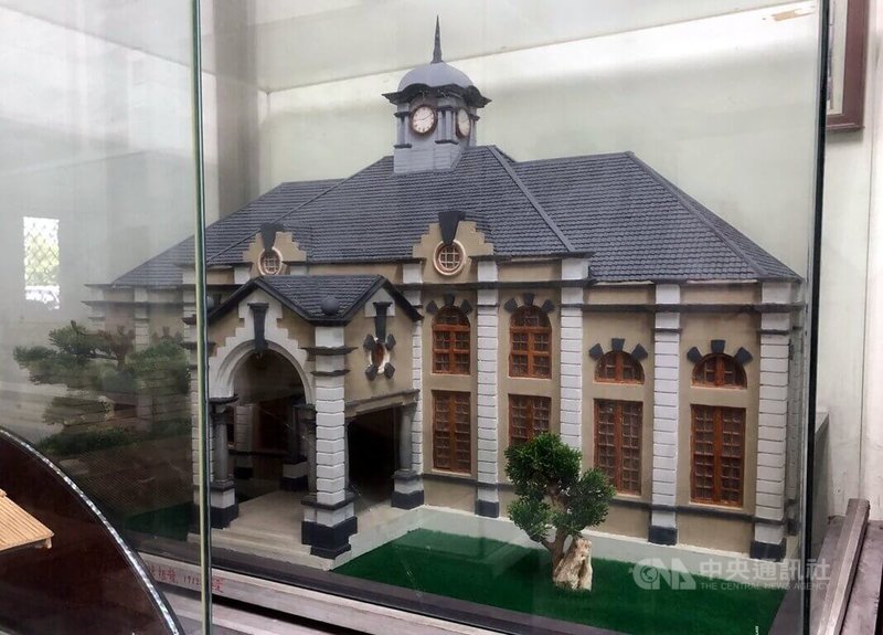 圖為陳振龍創作的巴洛克風格台鐵新竹站模型。中央社記者黃國芳攝　114年11月23日