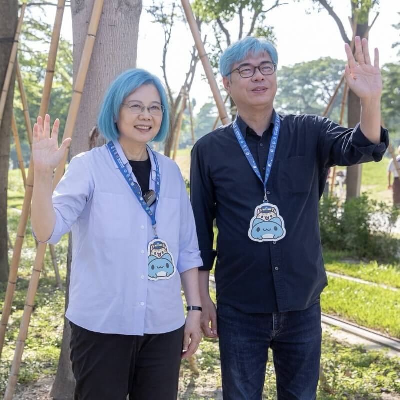 韓國女團TWICE連續兩天在高雄國家體育場開唱，前總統蔡英文（左）在Threads發布她與高雄市長陳其邁（右）的「藍髮照」。（圖取自蔡英文Threads網頁threads.com/@tsai_ingwen）