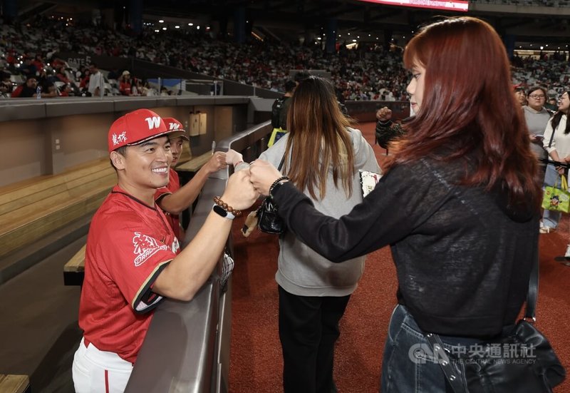 中華職棒味全龍隊野手朱育賢（前左）23日出席球迷感謝祭，被問起之前有去送機樂天桃猿隊卸任總教練古久保健二，他說，古久保健二話不多，但從眼神就就透露出對每名球員的關心。中央社記者張新偉攝　114年11月23日