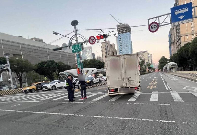 台中西屯區23日清晨發生行人走斑馬線遭右轉貨車撞傷事故，警方表示，駕駛未禮讓行人最高開新台幣罰3萬6000元及吊照處分。（民眾提供）中央社記者郝雪卿傳真  114年11月23日