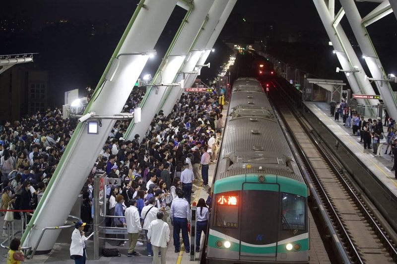 高雄週末有多場大型演唱會，高雄捷運公司統計指出，捷運22日運量高達35萬人次，是2025年全年度最高運量。（高雄捷運公司提供）中央社記者蔡孟妤傳真　114年11月23日