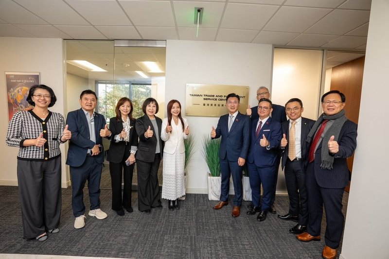 立法院副院長江啟臣率多位朝野立委訪問美國，在當地時間22日抵達達拉斯，與德州政要交流，以及前往「達拉斯台灣貿易投資中心」，關心運作情形。（立法院提供）中央社記者劉冠廷傳真 114年11月23日