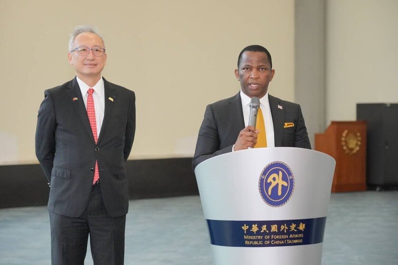 外交部23日表示，史瓦帝尼王國眾議院議長馬布札（Jabulani Mabuza）（右）率團訪台，並於機場發表談話。（外交部提供）中央社記者游凱翔傳真　114年11月23日