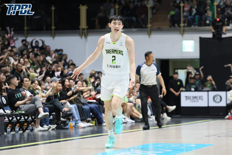 台灣職業籃球大聯盟（TPBL）福爾摩沙夢想家23日在主場迎戰台北台新戰神，夢想家在本土前鋒馬建豪（中）全隊最高27分領軍下，終場以128比117獲勝，進帳近期2連勝，戰績也回到5成大關。（TPBL提供）中央社記者陳容琛傳真　114年11月23日