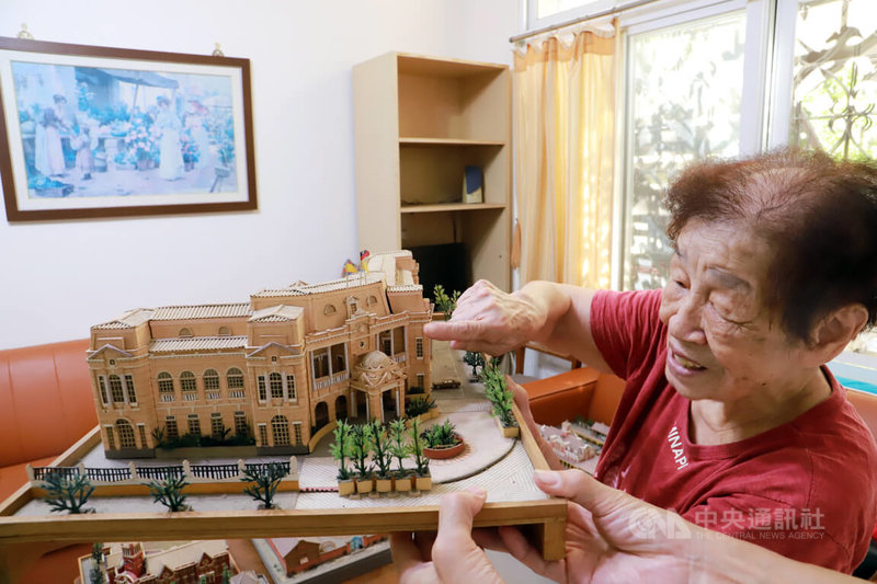 89歲黃麗琴無師自通製作建築模型，將生活化為創作泉源，其中她最喜歡的作品為台灣總督府專賣局，精緻作工讓人驚艷。中央社記者蘇木春攝 114年11月23日