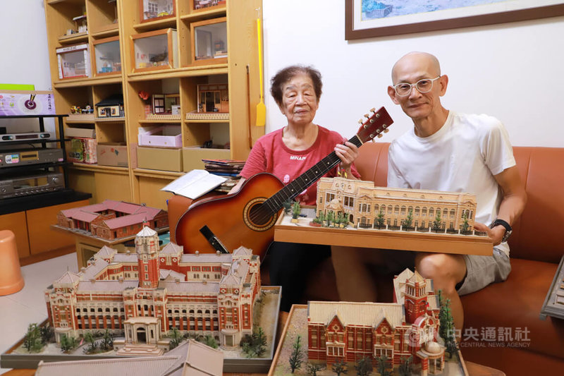 89歲黃麗琴（左）抱著「什麼都要學」人生哲理，學跳舞、音樂等各種才藝，還無師自通製作建築模型。中央社記者蘇木春攝 114年11月23日