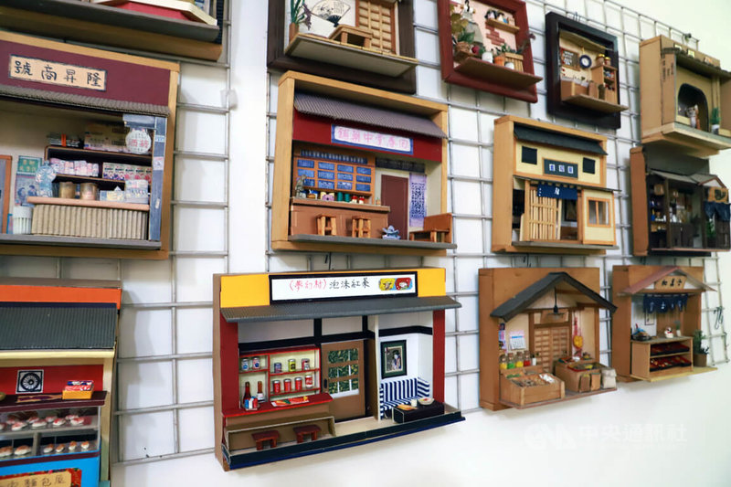 89歲黃麗琴將過去經營的店舖製成微縮布景，掛滿整牆面，像舊時工作經歷簡介。中央社記者蘇木春攝 114年11月23日