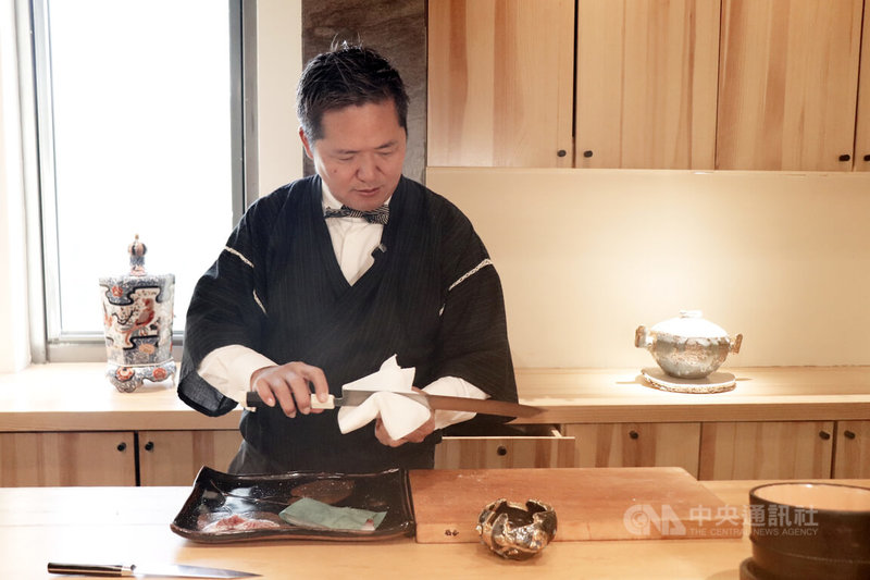 日中關係對立升溫。北京日本料理店東也壽司老闆谷岡一幸接受訪問表示，這是開業10年來最難的一次。圖為谷岡一幸在料理魚類產品。中央社記者呂佳蓉北京攝 114年11月23日