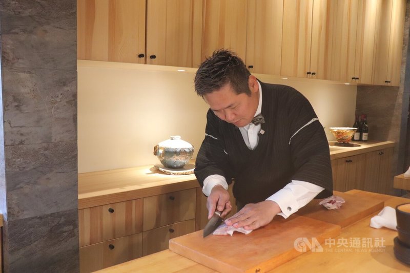 日中關係對立升溫。北京日本料理店東也壽司老闆谷岡一幸接受訪問表示，這是開業10年來最難的一次。圖為谷岡一幸在料理魚類產品。中央社記者呂佳蓉北京攝 114年11月23日