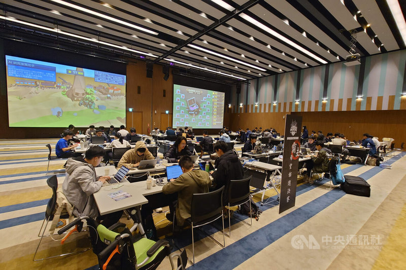 中科院在大台南會展中心舉辦第10屆神盾盃資安競賽，10組進入決賽學生團隊23日與去年冠軍隊進行資安攻防。中央社記者楊思瑞攝　114年11月23日