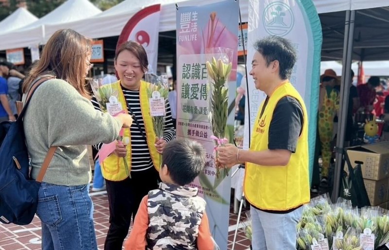 新竹縣政府23日與家扶中心在縣府前廣場舉辦「2025年冬暖慈幼園遊會」暨社會福利感恩活動，聚集近百個愛心攤位，透過社區力量為弱勢家庭在歲末增添暖意。（豐邑集團提供）中央社記者魯鋼駿傳真　114年11月23日