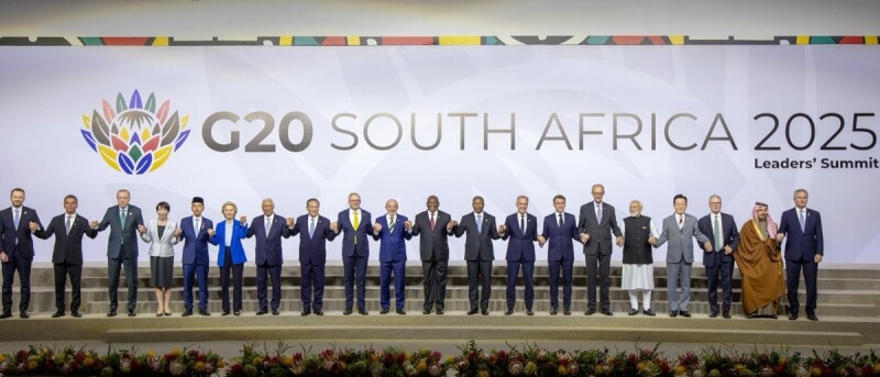 中國國務院總理李強（左8）與日本首相高市早苗（左4）均有出席G20峰會。（圖取自x.com/g20org）