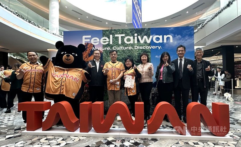 駐舊金山辦事處長伍志翔（右6）、觀光署舊金山辦事處主任李思賢（右5）在快閃活動上推廣台灣。中央社記者張欣瑜舊金山攝　114年11月23日